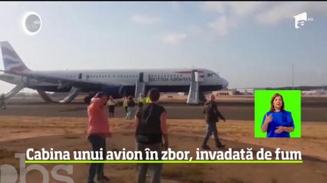 Cabina unui avion în zbor, invadată de fum