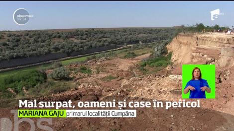 Situaţie gravă în localitatea Cumpăna din Constanţa. După ultimele ploi, alunecările de teren, pe malul stâng al Canalului Dunăre Marea Neagră, s-au reactivat