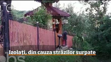 Zeci de familii din Dâmboviţa, izolate de alunecări de teren! Drum principal s-a surpat!