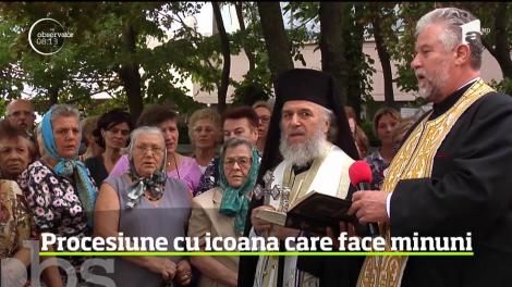 Procesiune impresionantă cu icoana făcătoare de minuni a Maicii Domnului, la Galaţi. Zeci de credincioşi i-au însoţit pe preoţi prin oraş