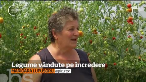 Legume vândute pe încredere, de un fermier din Timiş. Cumpărătorii au o listă de preţuri şi produsele gata ambalate