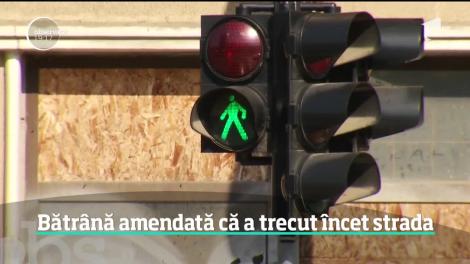 Bătrână amendată de polițiști că a trecut încet strada. Intreaga poveste şi reacţiile