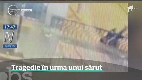 Tragedie în urma unui sărut. Strâns îmbrăţişaţi, îndrăgostiţii alunecă peste o balustradă