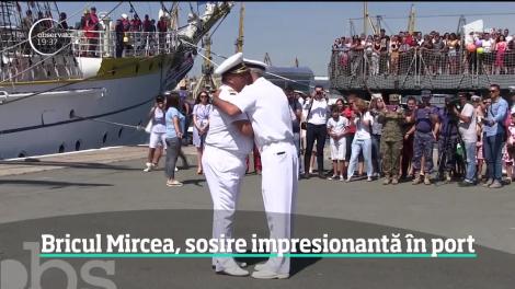 Cățărați pe catarge, cadeții de pe Bricul Mircea și-au salutat familiile, după 93 de zile petrecute pe mare - Video