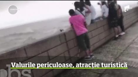 Un port din China, renumit pentru valurile spectaculoase, o atracţie periculoasă pentru turişti