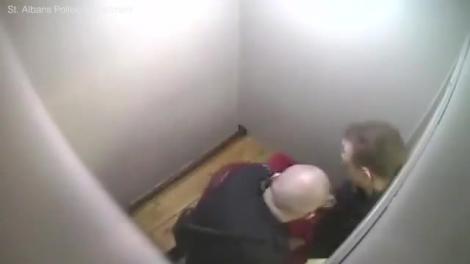 VIDEO | Un polițist a fost concediat după ce a lovit puternic în față o femeie în arest. Uniunea Americană pentru Libertăți Civile a descris incidentul ca fiind un exemplu de „brutalitate a poliției”