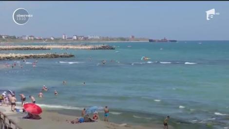 Temperaturile ridicate au adus turiştii pe litoral. Aglomeraţie pe plajă și în Costineşti