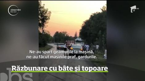 Răzbunare cu bâte şi topoare, lângă Capitală! Cel puțin 13 indivizi au făcut prăpăd pe o stradă: „Ne-au spart geamurile, ne-au făcut praf mașinile, să vină echipajele!” - Video