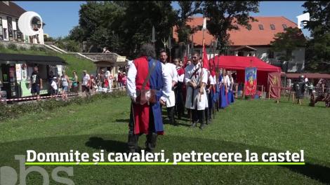 Domniţe, cavaleri şi meşteşugari, petrecere în curtea Castelului Corvinilor din Hunedoara
