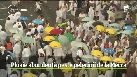 Ploaie torenţială, neobişnuită în aceste locuri, peste  pelerinii de la Mecca