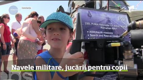 Navele acostate în portul Galaţi au fost luate cu asalt de curioşi. Porturile militare şi-au deschis porţile pentru vizitatori