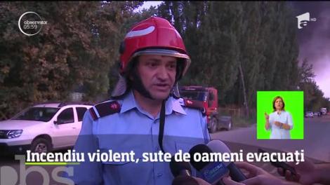 Incendiu violent la un depozit de mase plastice de la marginea municipiului Buzău
