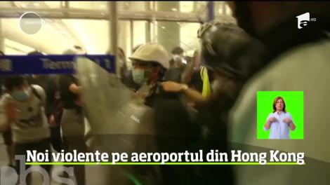 Noi violențe pe aeroportul din Hong Kong