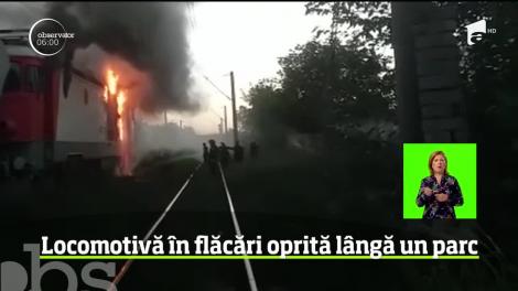 Locomotivă în flăcări oprită lângă un parc din Constanța