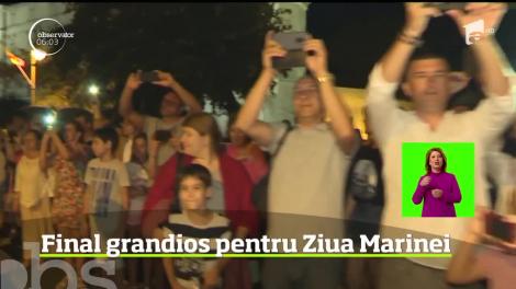 Tradiţionalul marş al retragerii cu torţe, spectacolul marinarilor