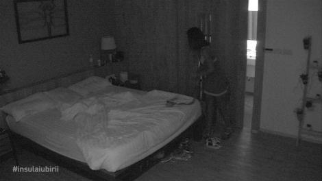 Insula Iubirii. Denisa l-a invitat pe Andi în camera ei! Ispita a renunțat la tricou imediat cum a intrat în cameră