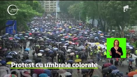 Imagini impresionante în Hong Kong: Două milioane de oameni au participat la un protest uriaş pentru susţinerea democraţiei
