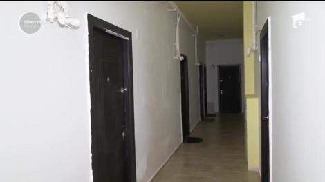 Sute de braşoveni care şi-au cumpărat apartamente într-un complex rezidenţial nou se spală cu apă plină de nisip şi reziduuri