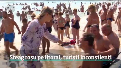 Steag roșu pe litoral, turiști inconștienți
