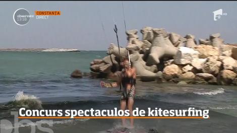 Concurs spectaculos de kitesurfing la malul mării