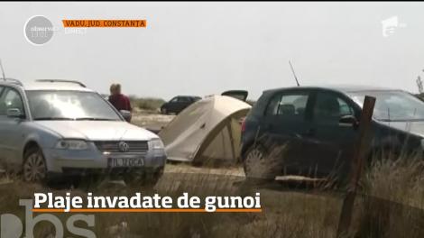 Plajele Vadu şi Corbu, sufocate de gunoaie. Neînţelegerea dintre autorităţi provoacă un dezastru ecologic