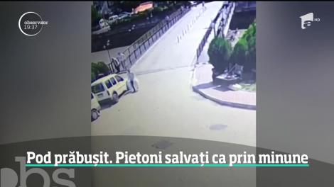 Un pod s-a prăbuşit cu tot cu oamenii care mergeau pe el, într-un oraş de la malul Mării Negre
