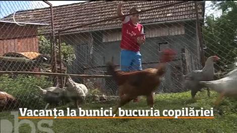 Pentru mulţi copii, vacanţa de vară înseamnă zile preţioase petrecute alături pe bunici, pe uliţele satelor pitoreşti