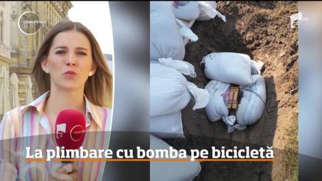 Imagini şocante pe o şosea din judeţul Arad. Un bărbat a fost filmat în timp ce mergea cu bicicleta având sub şa o bombă de aviaţie de 50 de kilograme