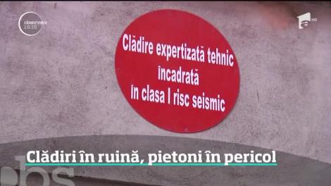 O bătrână de 70 de ani, la un pas de moarte, după ce a fost lovită de o bucată de tencuială desprinsă de pe un bloc