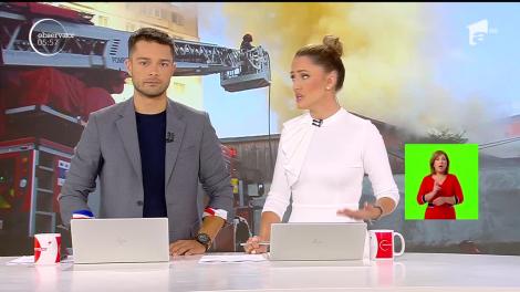Misiune de salvare la limită într-un cartier din Piteşti, după ce focul izbucnit la mansarda unei vile ameninţa mai multe clădiri din jur
