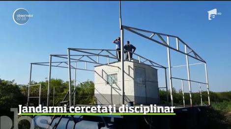 Trei jandarmi sunt cercetaţi disciplinar după ce fotografii în care apăreau alături de doi evadaţi