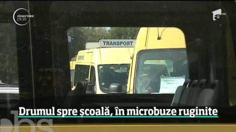 Drumul spre şcoală, în microbuze ruginite. Mașinile sunt cârpite lună de lună, punând în pericol siguranţa elevilor