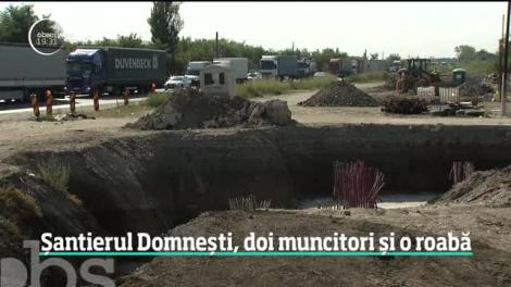 Pe şantierul de la Pasajul Domneşti bate vântul. La un proiect de 20 de miioane de euro lucrează doi oameni, cu o roabă. Reacţia autorităţilor