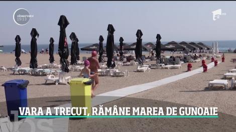 Munţii de gunoaie care acoperă plajele la final de sezon alungă turiştii. Ce explicaţii au autorităţile
