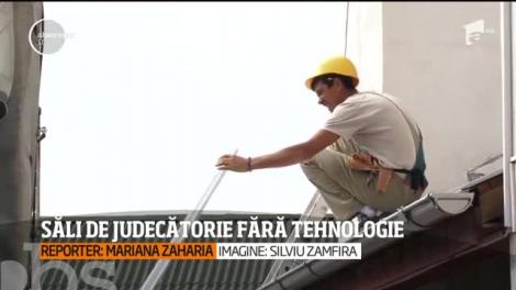 Instituții de stat fără tehnologie. La Judecătoria Curtea de Argeş calculatoarele funcţionează cu dischete