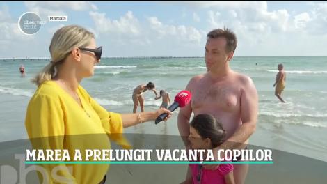 În ultima zi de vacanță, mii de părinți și-au dus copiii la plajă