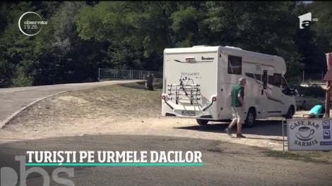 Turiști pe urmele dacilor, lângă Sarmizegetusa Regia