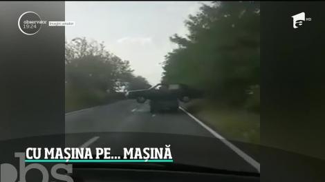 Imagine pur românească: o maşină pusă peste alta a făcut furori în trafic