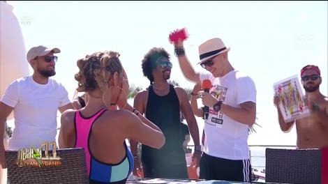 Bătaie cu apă, la Neatza cu Răzvan și Dani. Băieții de la Mandinga au fost udați până la piele: Fetele au rămas uscate