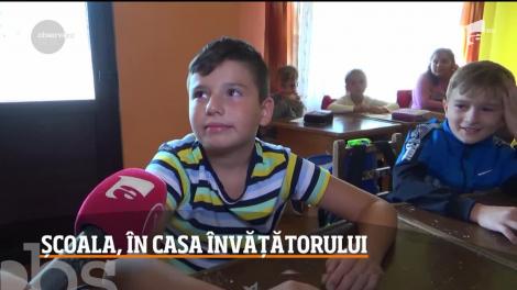 De ani de zile, elevii dintr-un sat din Caraş-Severin învaţă chiar în casa învăţătorului!