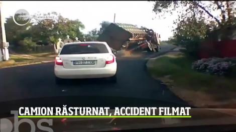 Accident spectaculos filmat pe un drum naţional din Bacău. Un autocamion ce transporta fier vechi s-a răsturnat într-o curbă