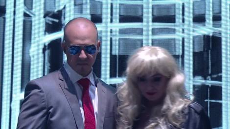 Te cunosc de undeva! Alex și Monica Anghel se transformă în Pitbull şi Christina Aguilera - "Feel this moment"