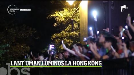 Lanţ uman luminos făcut de manifestanţii pro-democraţie, în Hong Kong