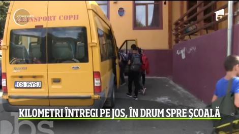 Zeci de elevi dintr-o localitate din Caraş-Severin merg pe jos kilometri întregi pentru a ajunge la cursuri