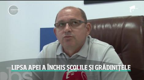 Zeci de mii de oameni din Bacău, lăsaţi de zile întregi fără apă la robinet. Mulţi îşi fac provizii din fântânile arteziene