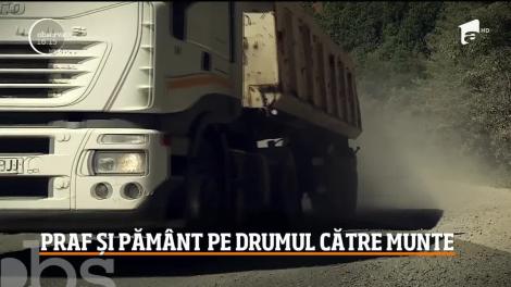 Drumul spre Băişoara, covor de gropi, deşi lucrările de asfaltare au fost executate în primăvară