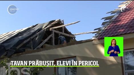 Groază într-o școală din judeţul Gorj! Tavanul dintr-o sală de cursuri s-a prăbuşit , iar clasa nu mai poate fi folosită