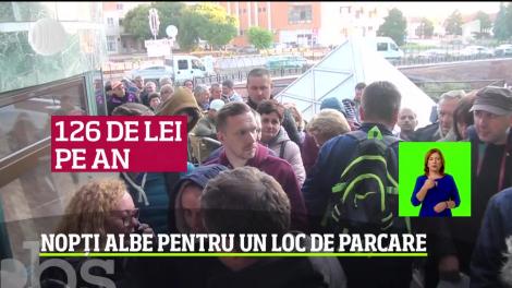 Nopţi albe pentru un loc de parcare! În Alba Iulia, zeci de locuitori au stat două zile şi două nopţi în faţa primăriei, ca să prindă un loc unde să-şi lase maşina