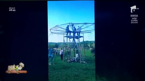 Smiley News - Neatza cu Răzvan și Dani. Carusel rotativ cu lanțuri, învârtit manual. Bâlciul de la sat, România 2019