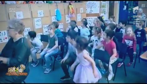 Smiley News - Neatza cu Răzvan și Dani. Educatoarea și copiii. Cum imită aceștia că se află într-un autobuz